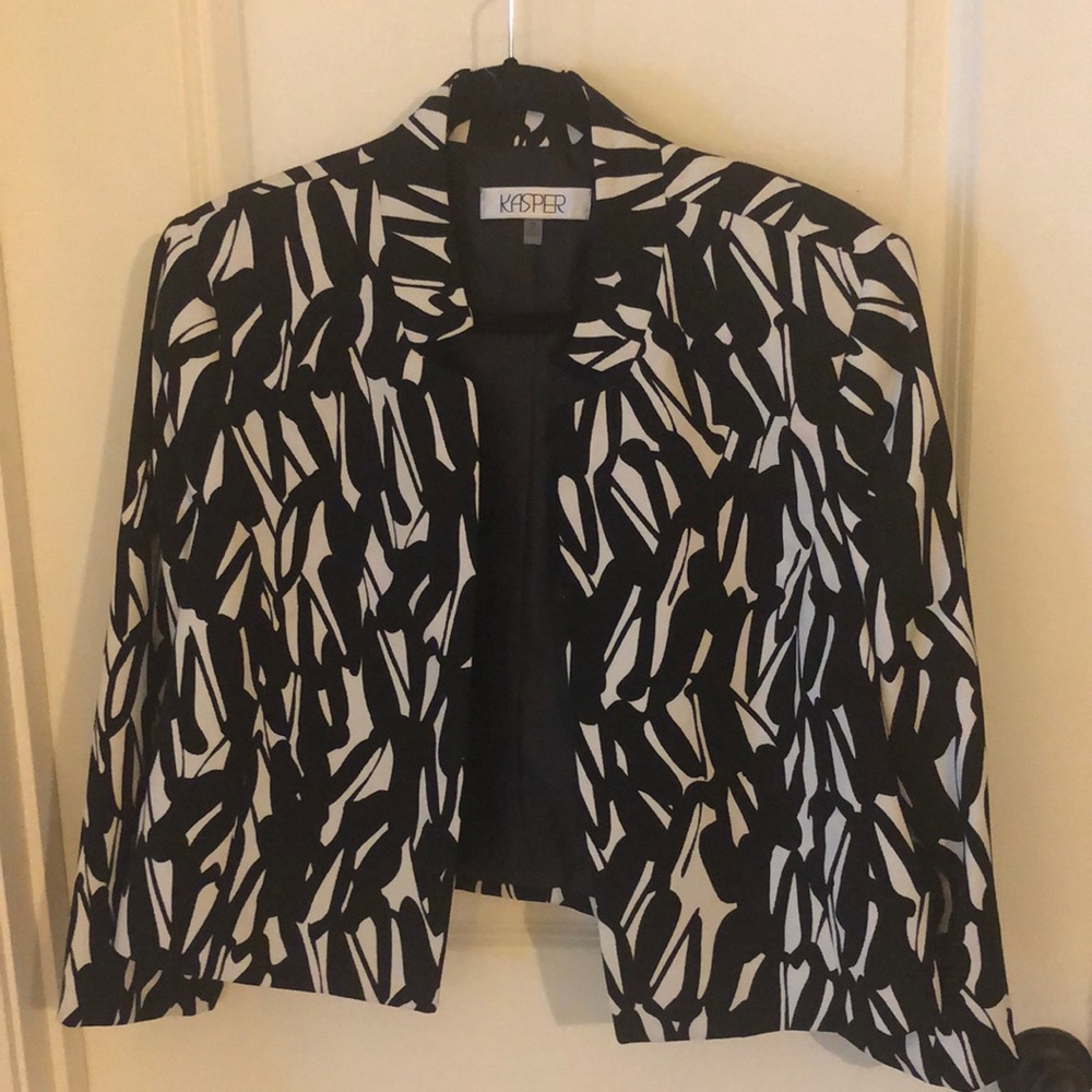 NWT, Kasper black/white print suit jacket with notch neck. Perfect condition!